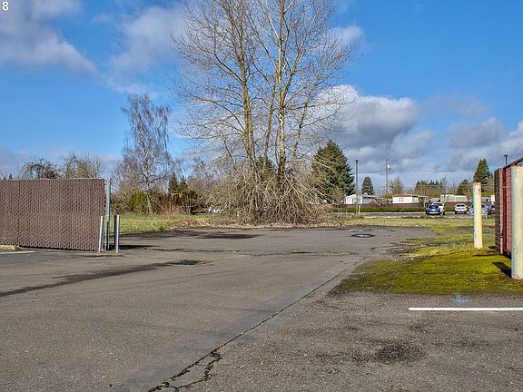 5th image of 839 NE Highway 99w