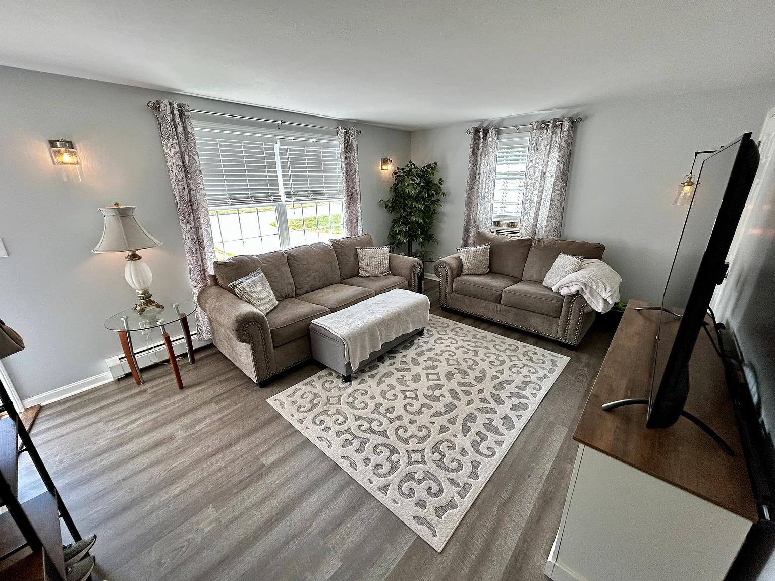 3 bed, 1.5 bath, 1150 sqft, $2,400 — Photo 3