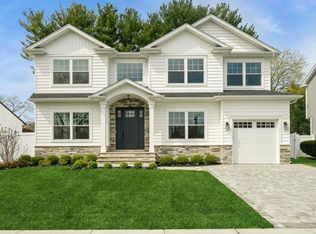 16 Gordon Ave, Plainview, NY 11803