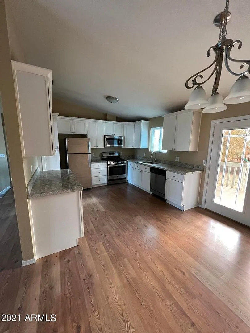 5 bedroom 2 bath, new carpet, new Paint with an energy efficient Solar system. — Photo 3