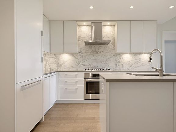 3rd image of 3220 Connaught Cres #218