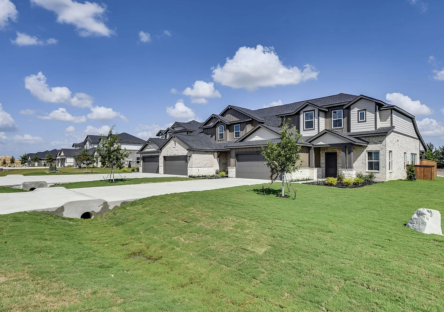 Available Now! Luxurious Triplex Located On 1-Acre Lot In Midlothian, Tx! — Photo 2