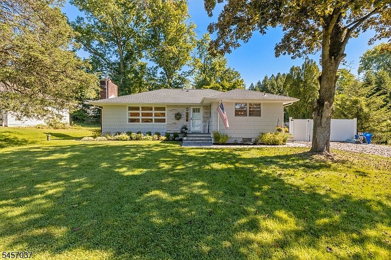 1st image of 1015 Lakeview Dr