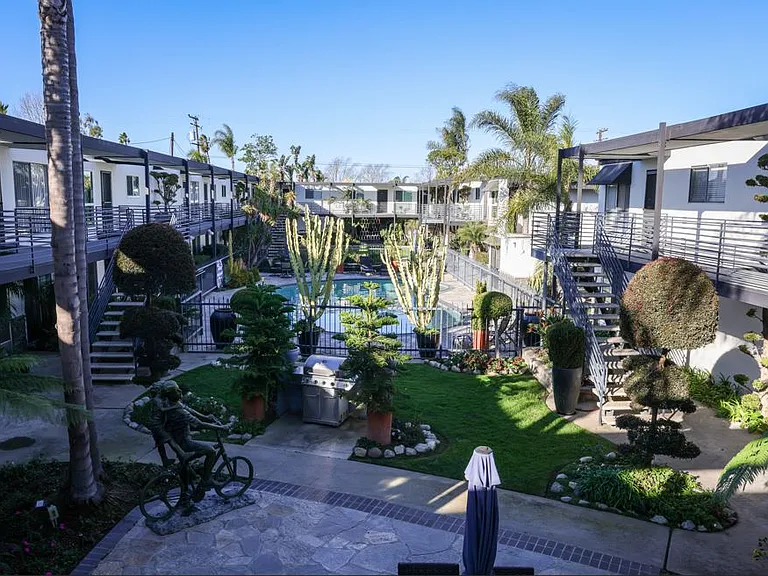 Oceanaire Villa Apartments — Photo 3