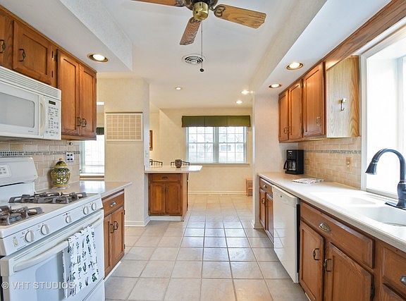 5th image of 706 N Hickory Ave