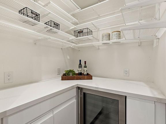 5th image of 625 Kingsley Ave