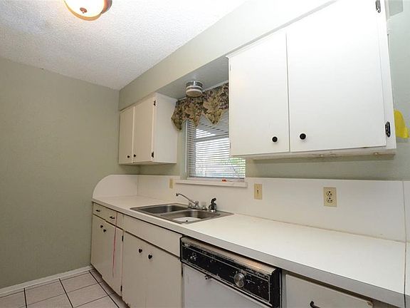 3rd image of 858 Stanford Dr