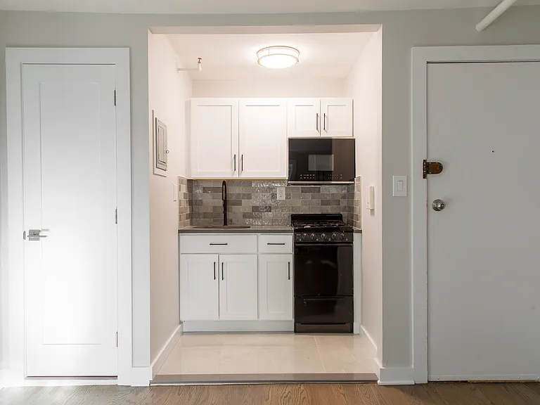 426 Jefferson Ave #1R — Photo 2