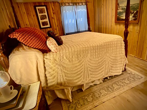 Master Bedroom: Queen sized bed