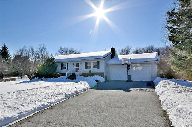 1st image of 4 Old Brook Ln