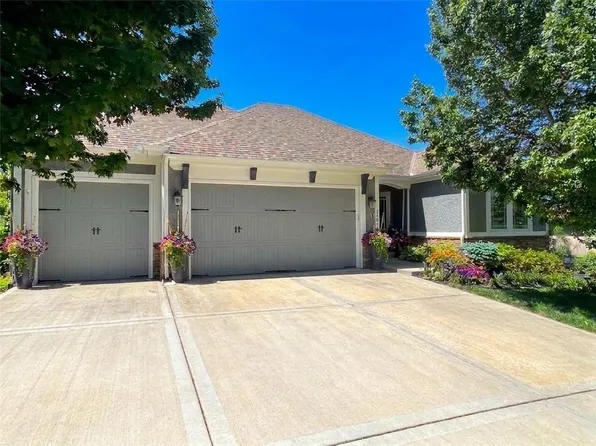 5874 S National Dr, Parkville, MO 64152