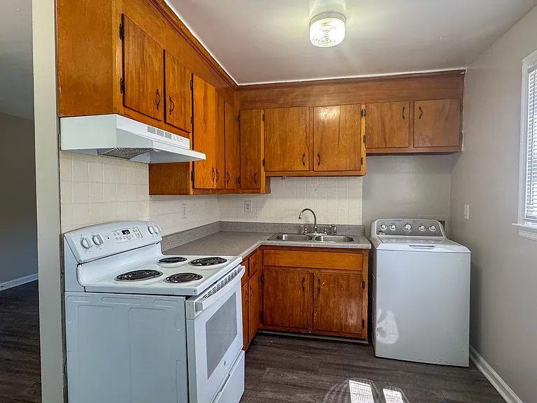 810 E Poythress St #A — Photo 5