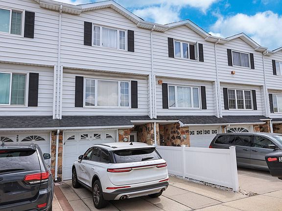 2nd image of 31 Carlyle Grn