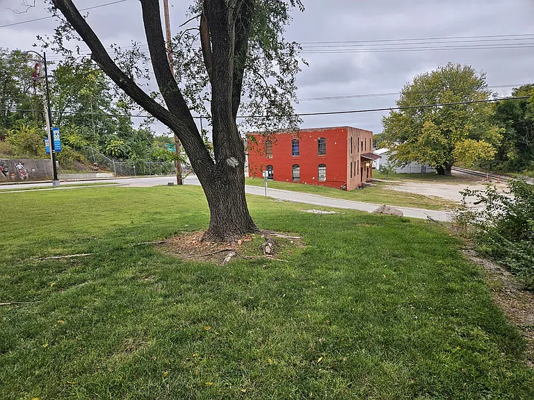 1303 W College St — Photo 2