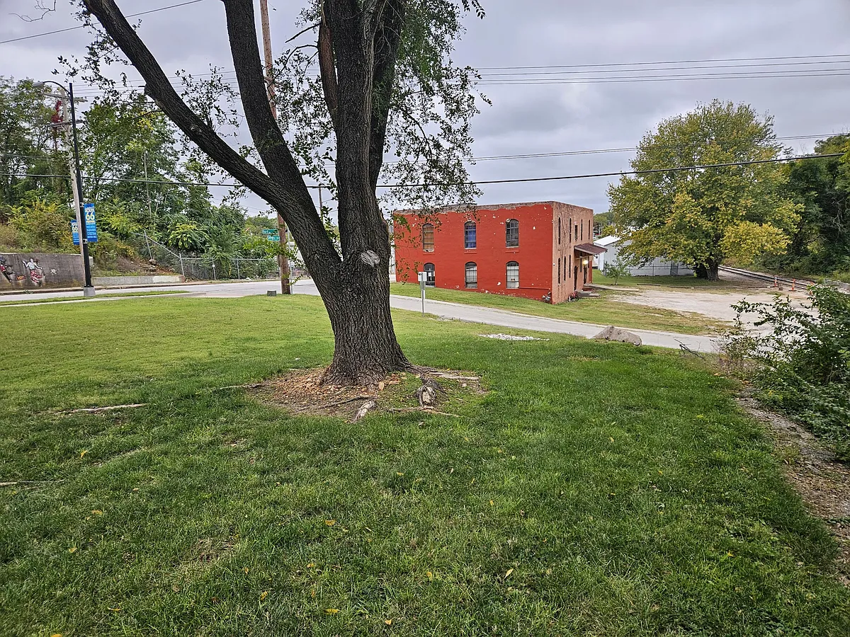 Building Photo - 1303 W College St