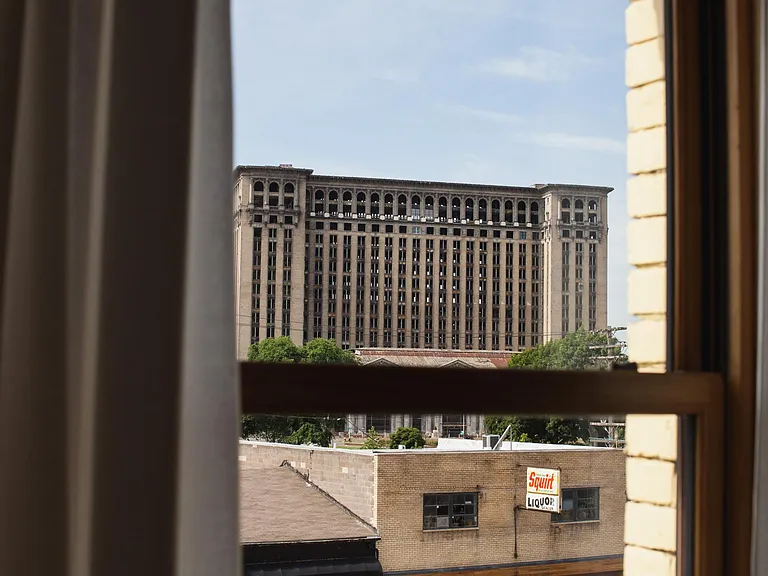 2100 Michigan Ave #1 — Photo 6