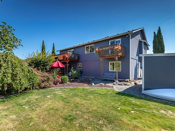 3rd image of 323 Maple Dr N #323