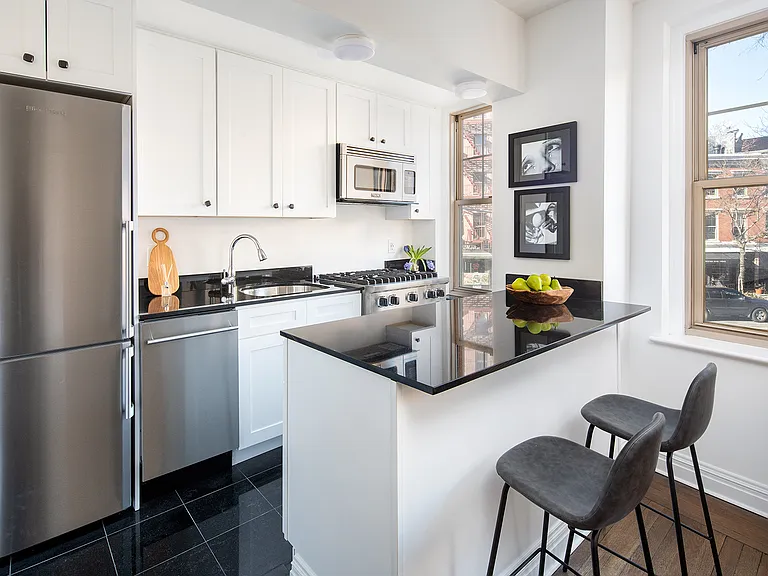 302 W 12th St #2B — Photo 4