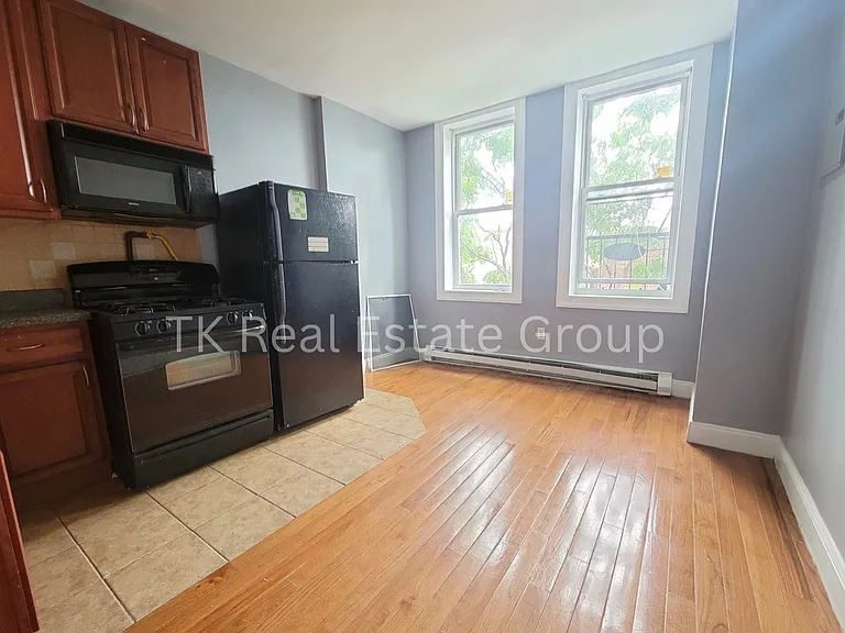 305 49th St #14 — Photo 2