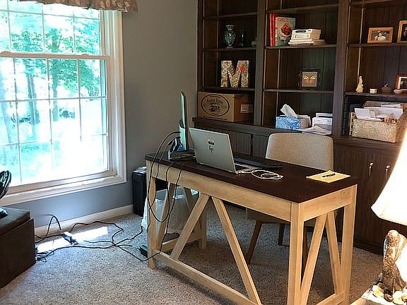 Office w/built in shelves