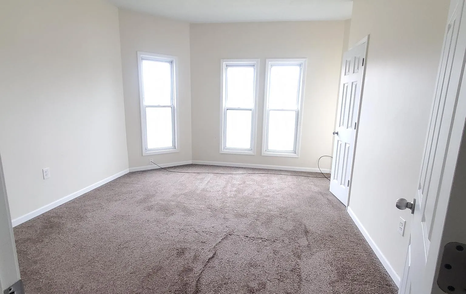 2 bed, 1000 sqft, $1,050 — Photo 2