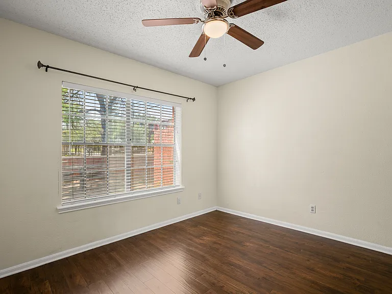 712 W 21st St #101 — Photo 9