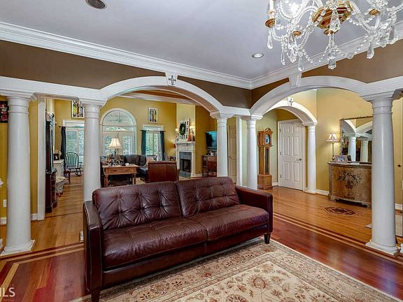 4th image of 8947 Peachtree Way