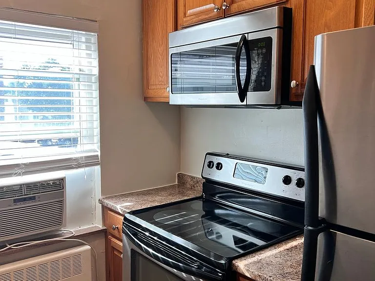 2750 Linshaw — Photo 2