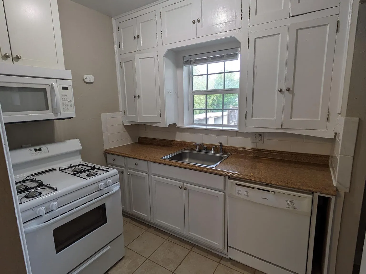 Studio, 700 sqft, $990 — Photo 3