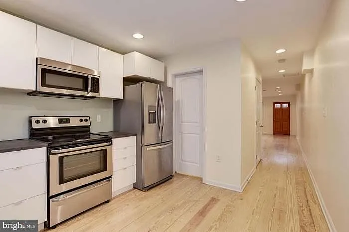 1218 W Ostend St — Photo 2