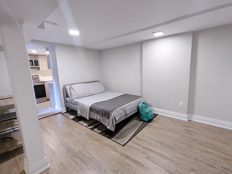 276 Montrose Ave #BASEMENT — Photo 5