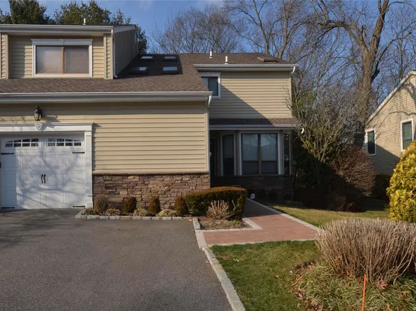 26 Villas Circle #26, Melville, NY 11747