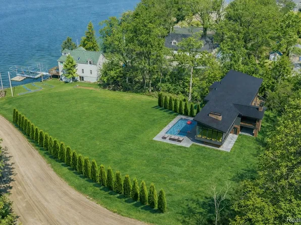 2294 Sonora Dr, Fenton, MI 48430