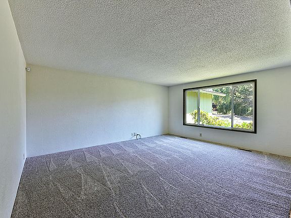 5th image of 572 Burgundy Dr
