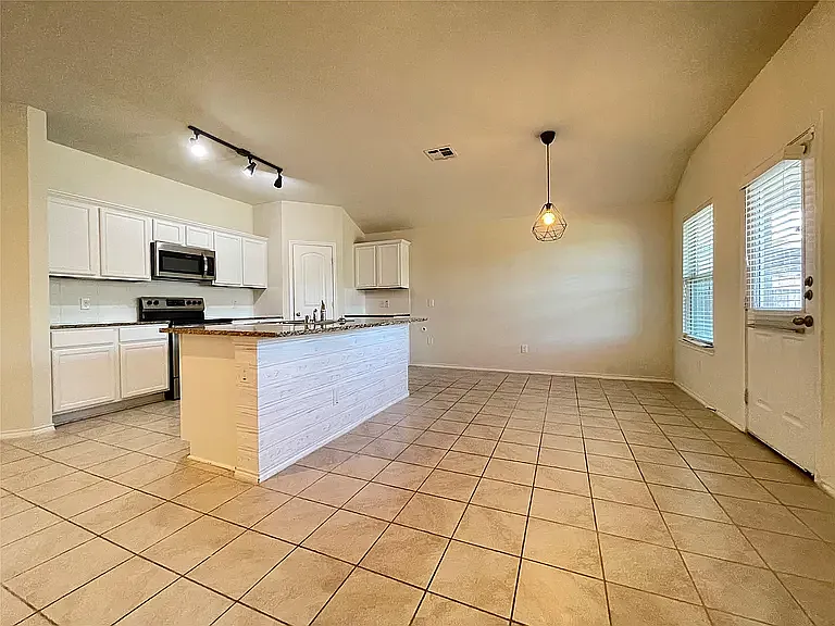 1007 Riverstone Trl — Photo 9