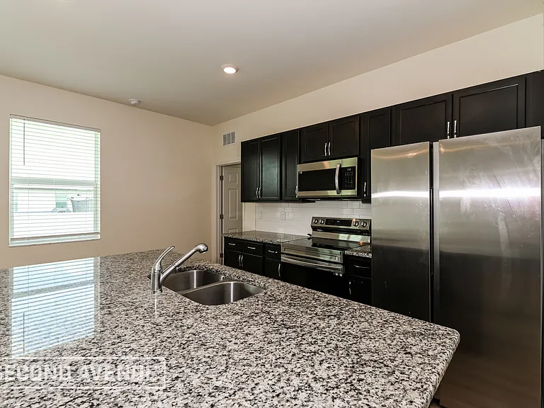 2728 NE 6th Pl — Photo 6