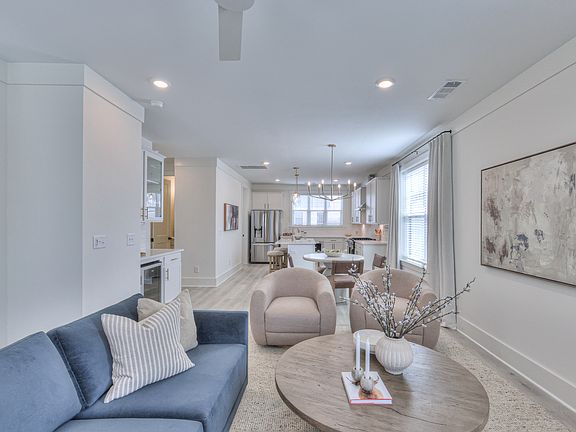 2nd image of 906 Summit Ave #902