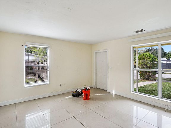 4th image of 520 NE 45th St