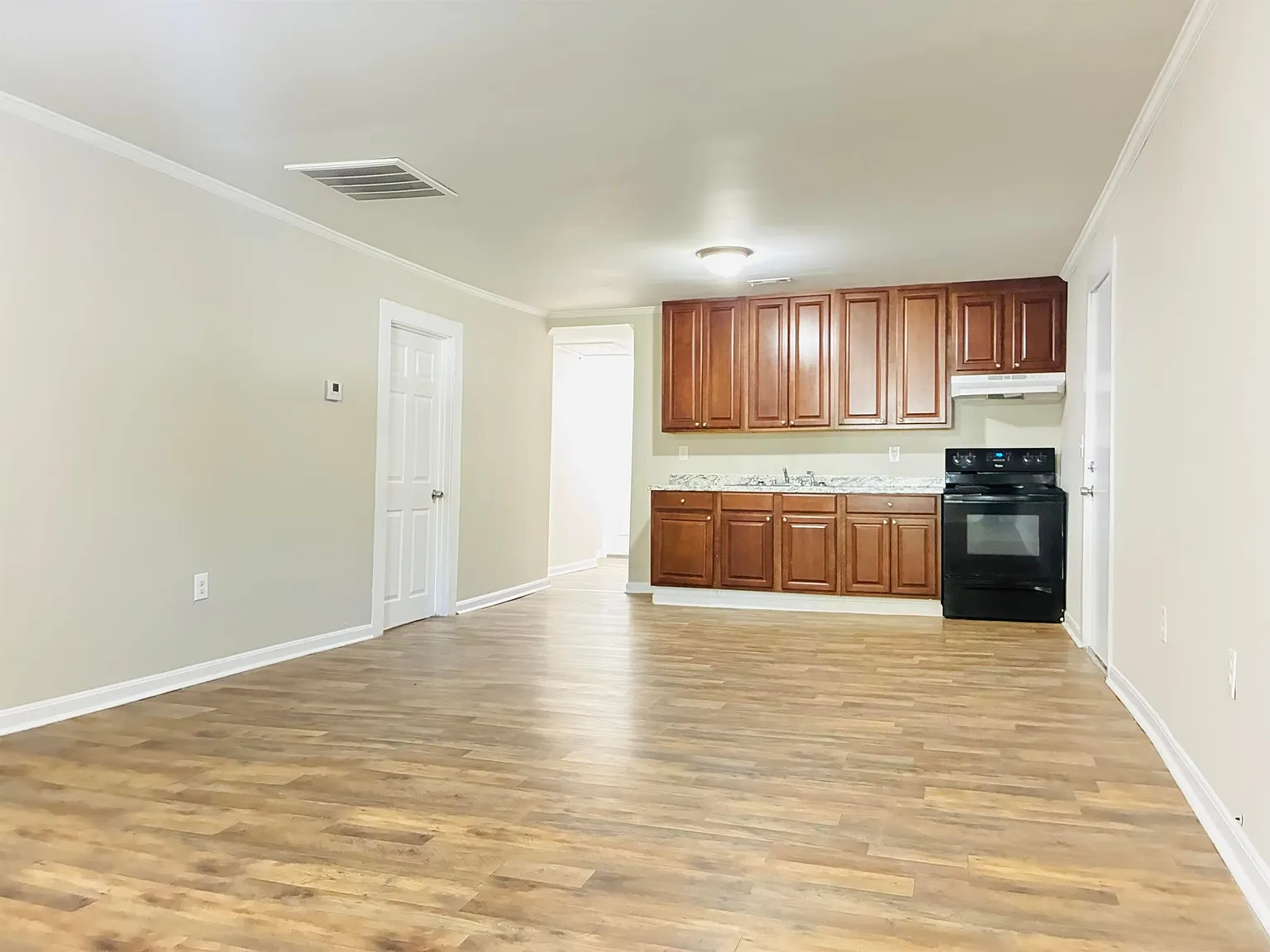 920 Logan St — Photo 4