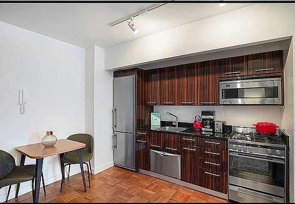 3rd image of 88 Greenwich St APT 1413