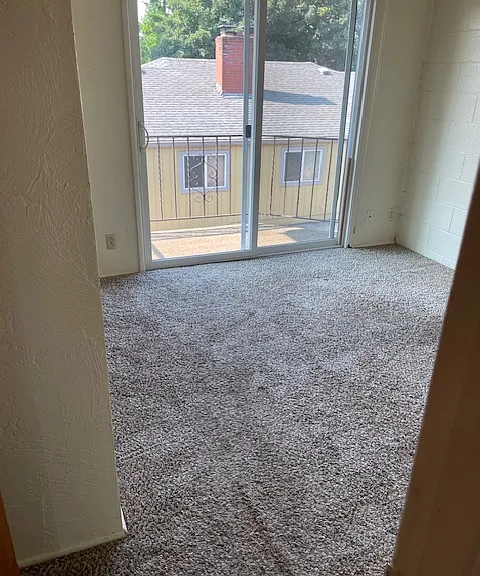 1552 Ferry St #6 — Photo 4
