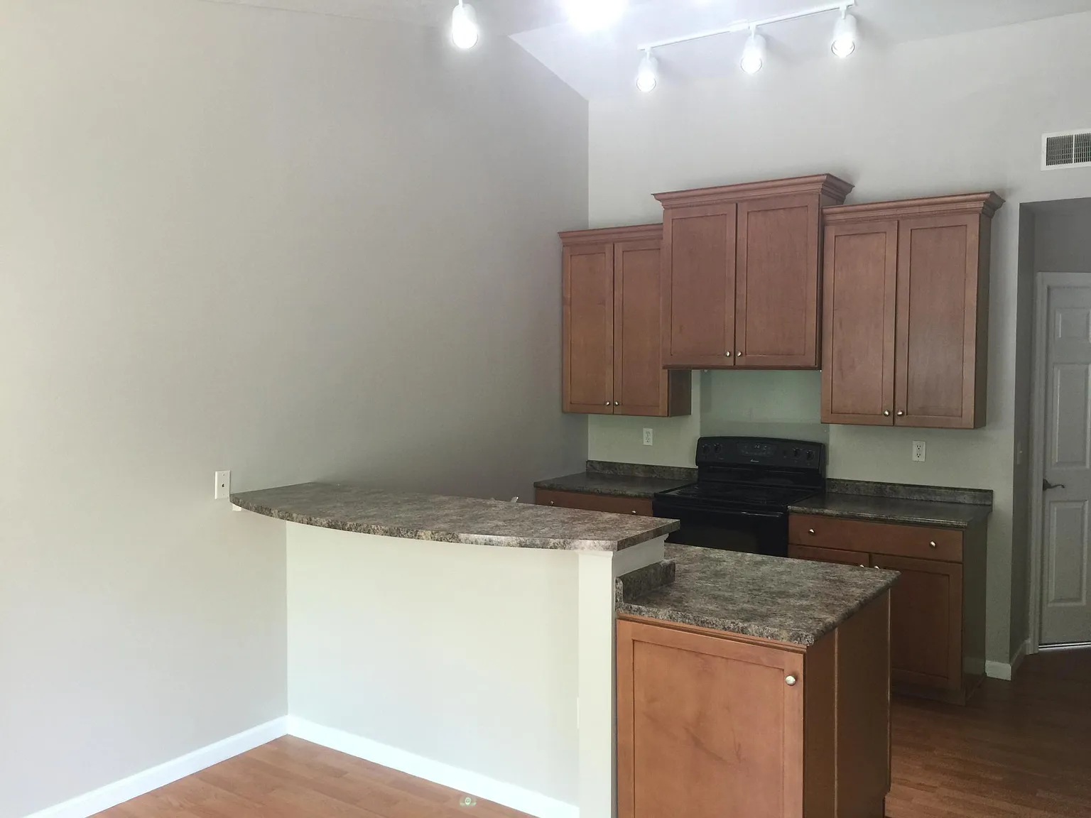 2 bed, 936 sqft, $1,075 — Photo 4