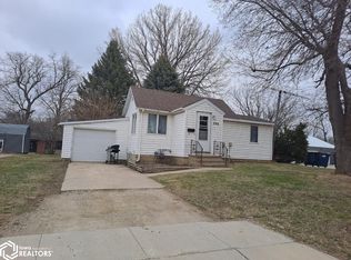 206 10th Ave N, Clear Lake, IA 50428