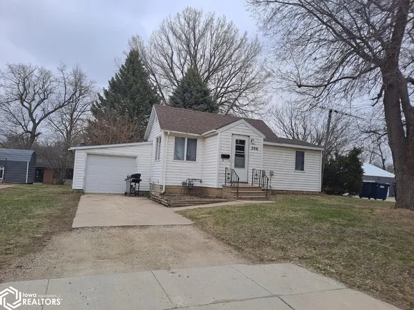 206 10th Ave N, Clear Lake, IA 50428