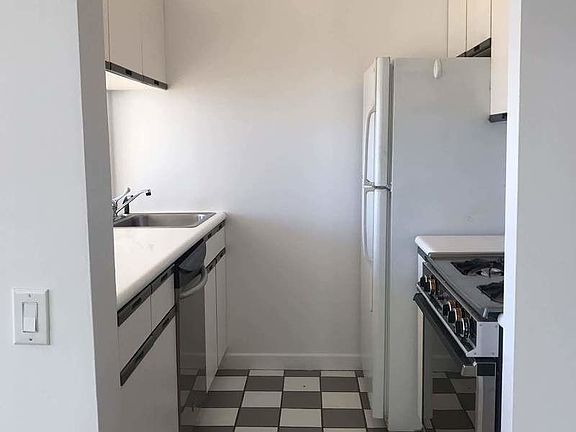 3rd image of 500 W 43rd St APT 37C