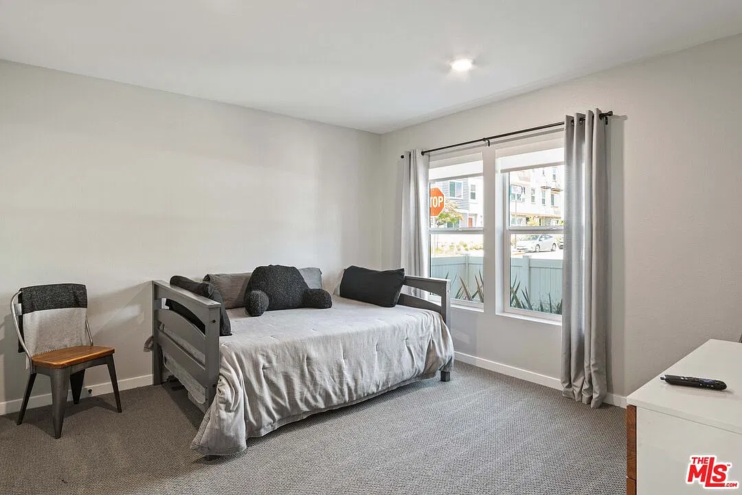 3 bed, 3.5 bath, 2021 sqft, $6,300 — Photo 3