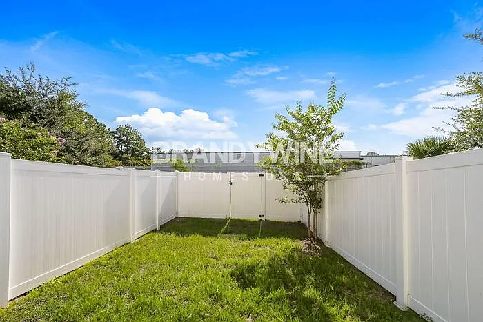558 Kit St — Photo 26
