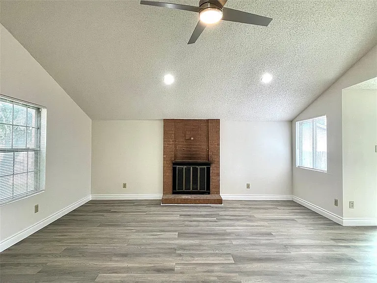 1729 Cricket Hollow Dr — Photo 3