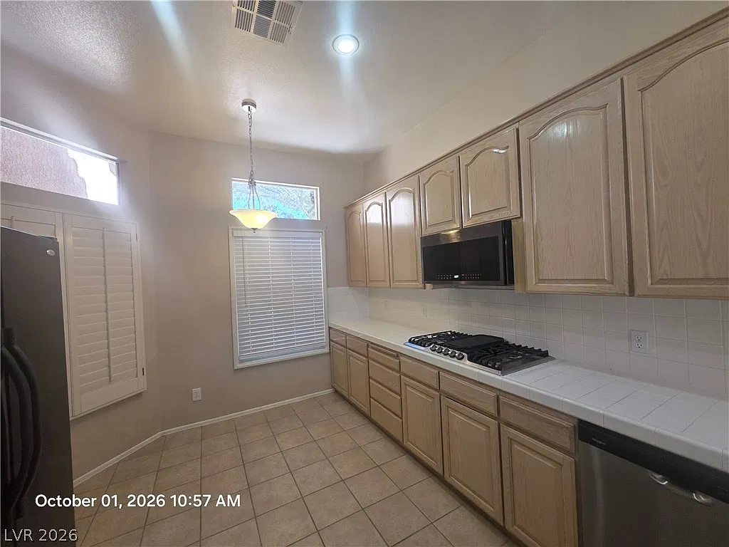 3 bed, 2.5 bath, 2012 sqft, $2,320 — Photo 4