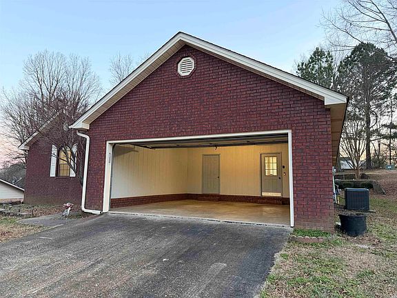 3rd image of 980 Dogwood Dr